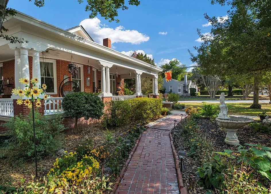 Pretty interior! Has a pool! Circa 1942 in Georgia