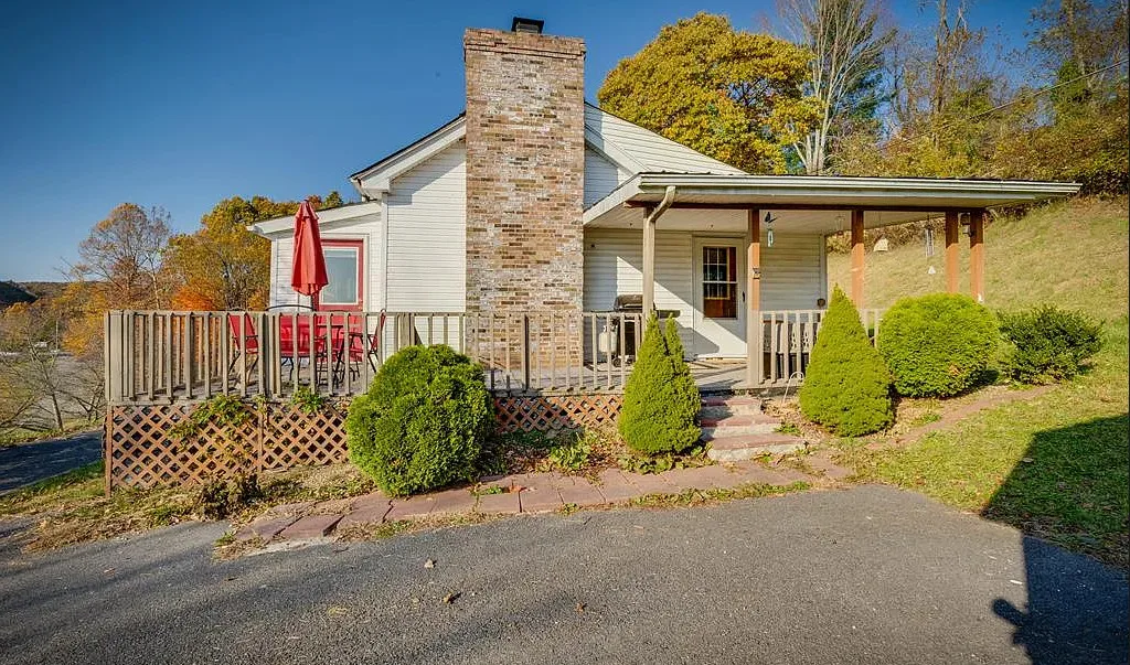 Beautiful view! Over an acre in Virginia