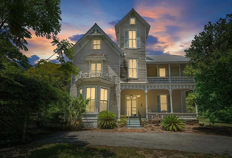 Original details! The Thomas R. Ayer House, Circa 1880. One acre in Florida