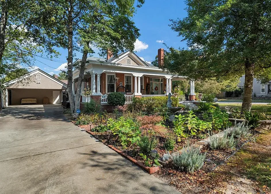 Pretty interior! Has a pool! Circa 1942 in Georgia