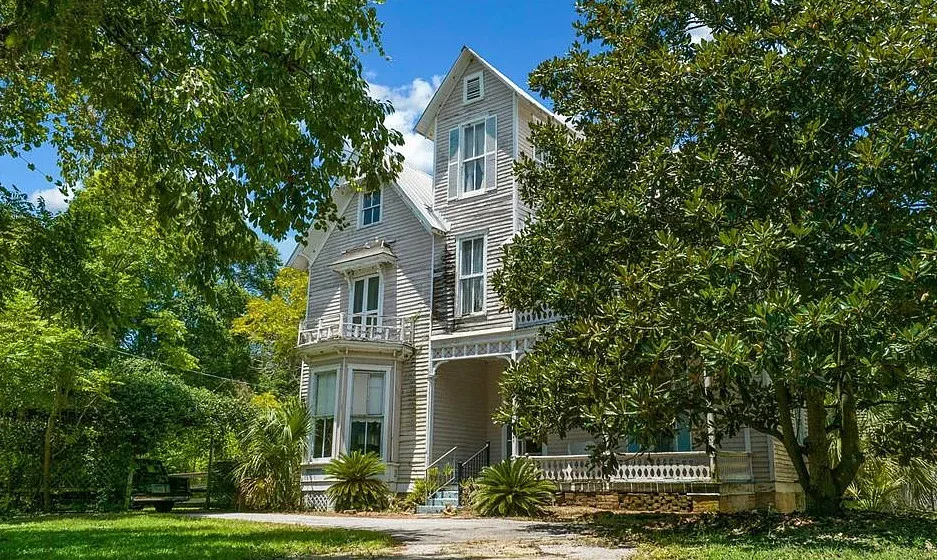 Original details! The Thomas R. Ayer House, Circa 1880. One acre in Florida