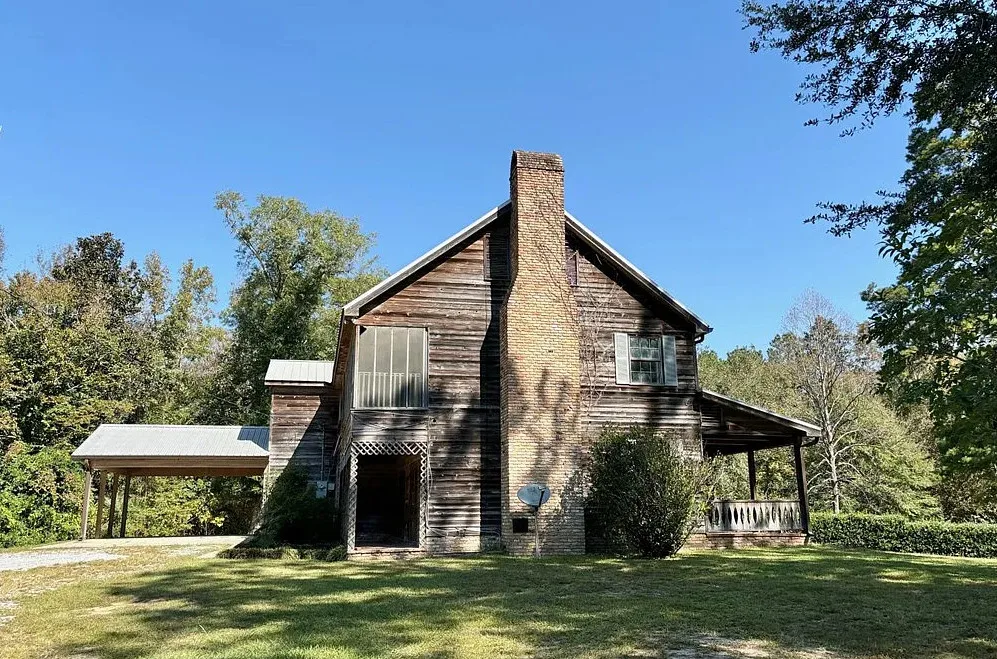 Nice interior! Circa 1890. On four acres in Mississippi