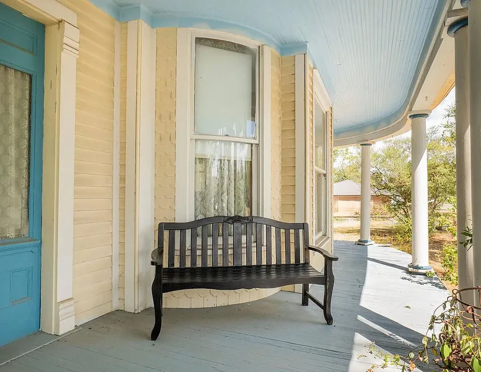 Pretty ​staircase! Circa 1895. Almost an acre in Texas