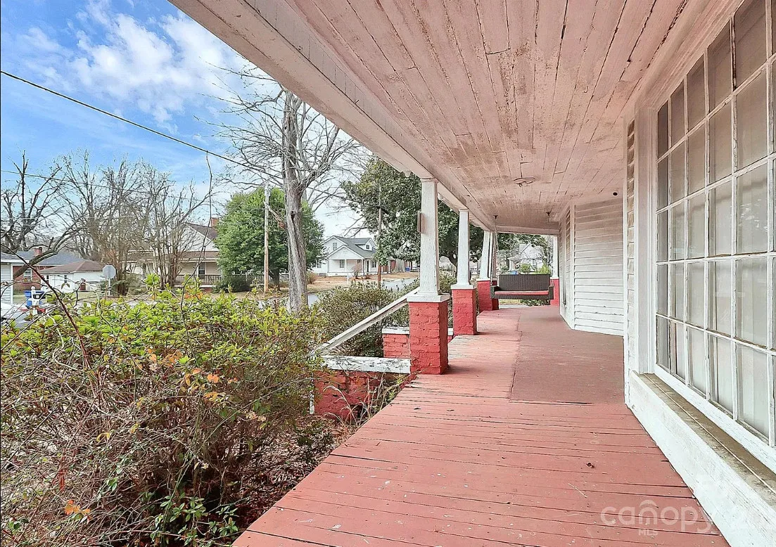 Diamond in the Rough! Circa 1902 in North Carolina. $149,000