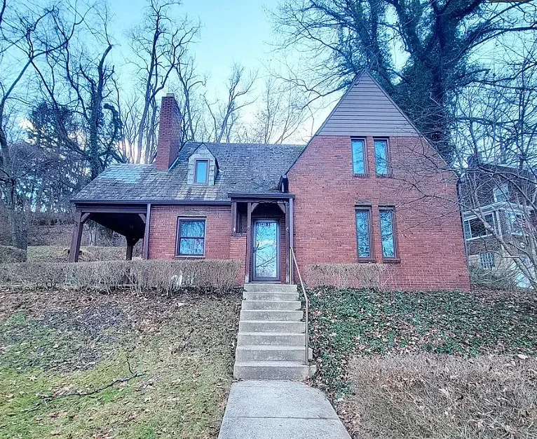 Look inside this Pennsylvania house! Nice woodwork! C. 1935. $179,000