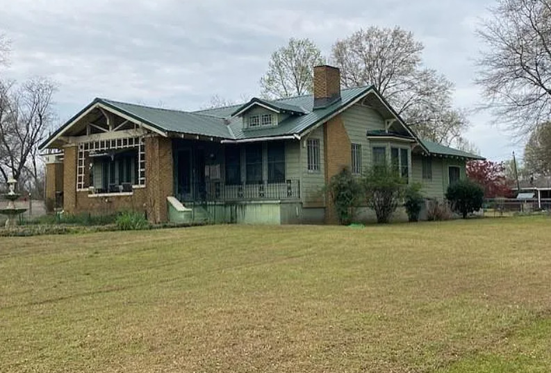 Diamond in the Rough! Pretty details! Over an acre in Mississippi.